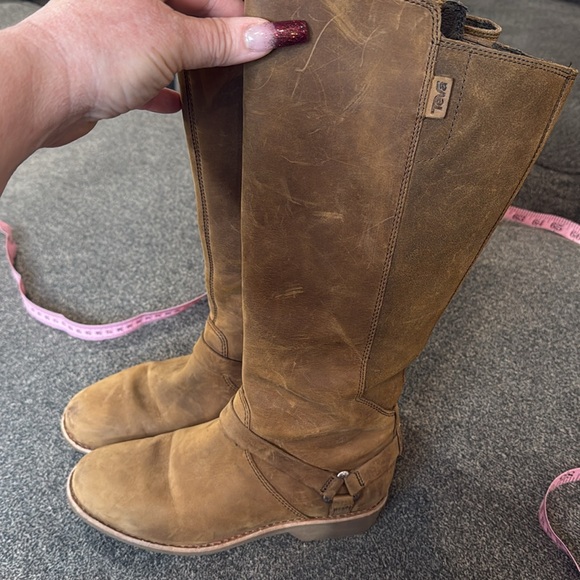 NWOT Teva boots size 6